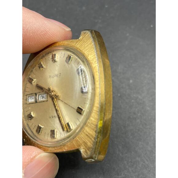 Vintage Timex Electric Day Date Tank Mens Watch Gold Tone Water Resistant 37MM